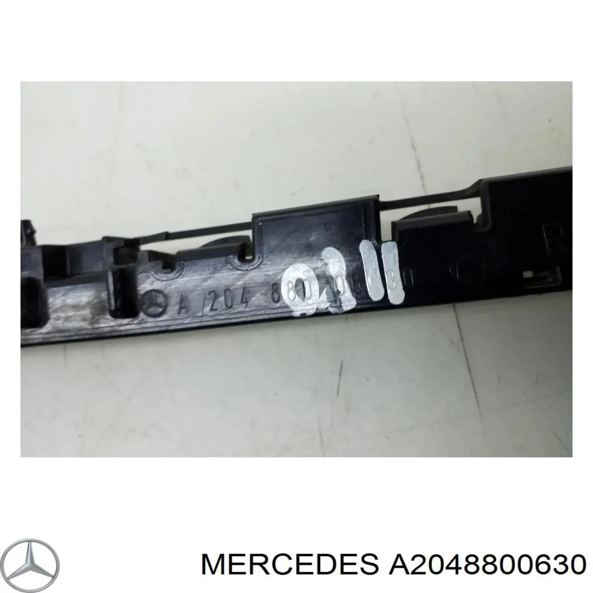 Направляюча заднього бампера, права Mercedes A2048800630