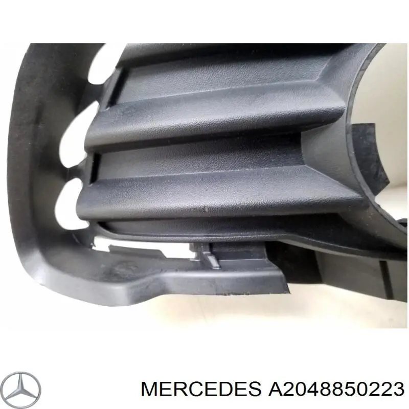 Заглушка/ решітка протитуманних фар бампера переднього, права A2048850223 Mercedes
