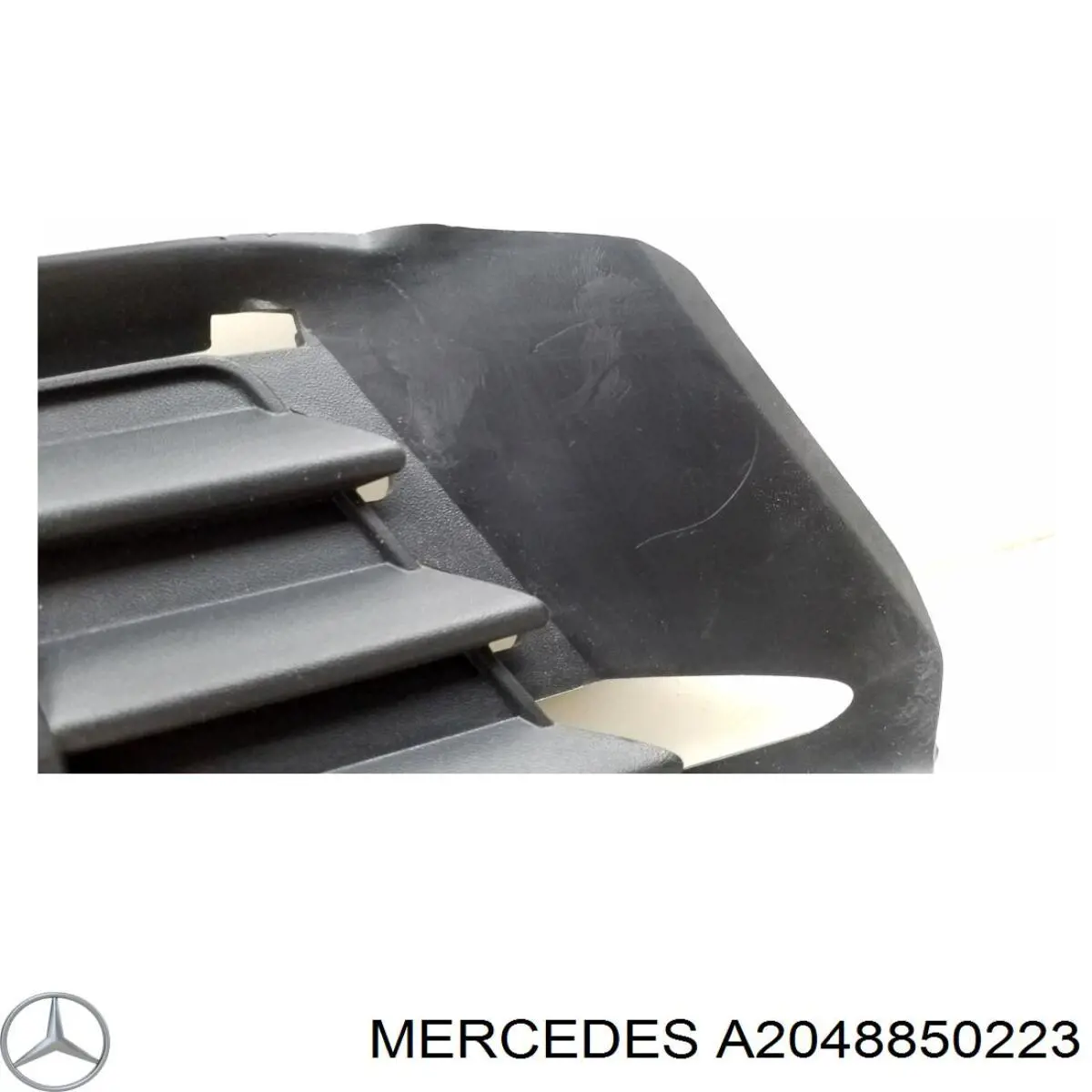 Заглушка ПТФ бампера переднього права Mercedes A2048850223
