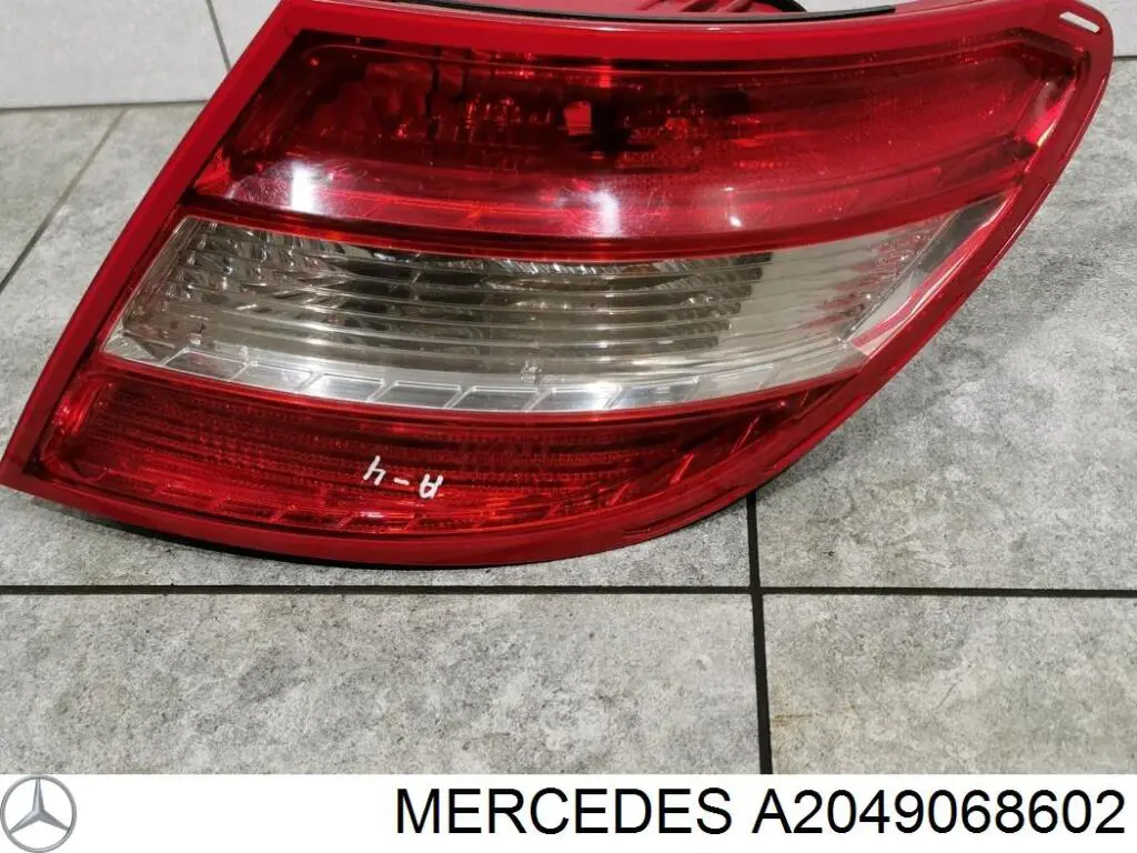 Купити A2049068602 Mercedes Задня права фара