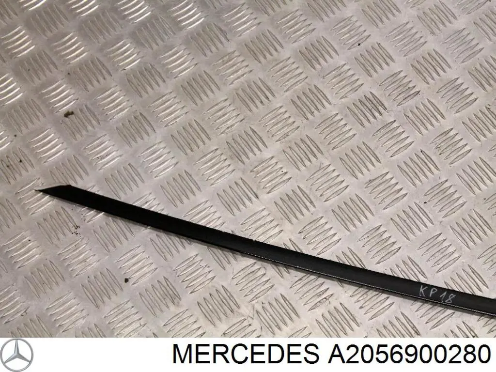 A2056900280 Mercedes Молдинг передньої правої двері, верхній