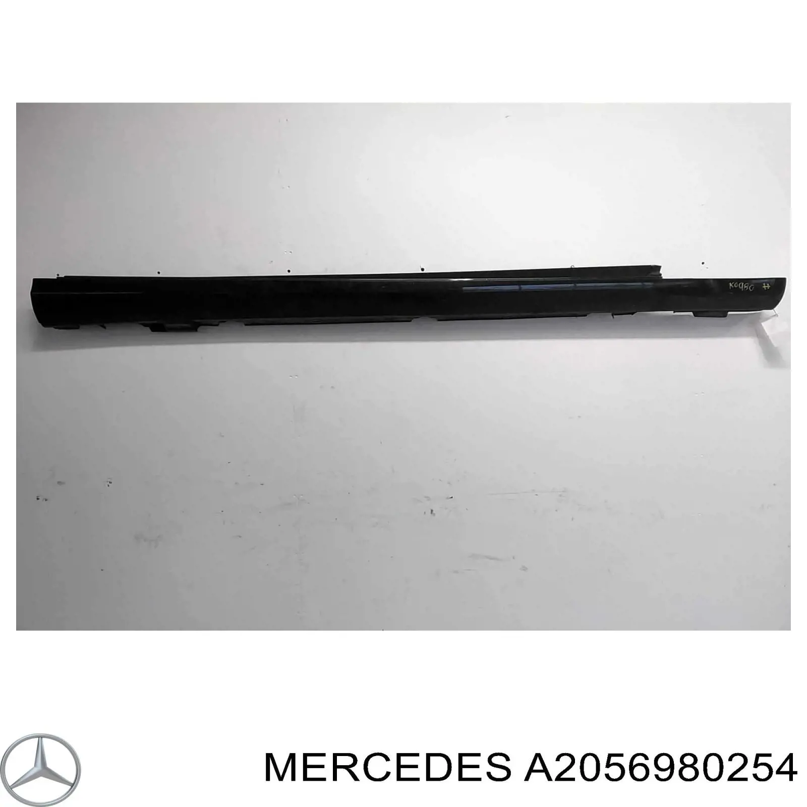 Накладка зовнішня (молдинг) порога, правий Mercedes A2056980254 ціна, від 114.01 USD
