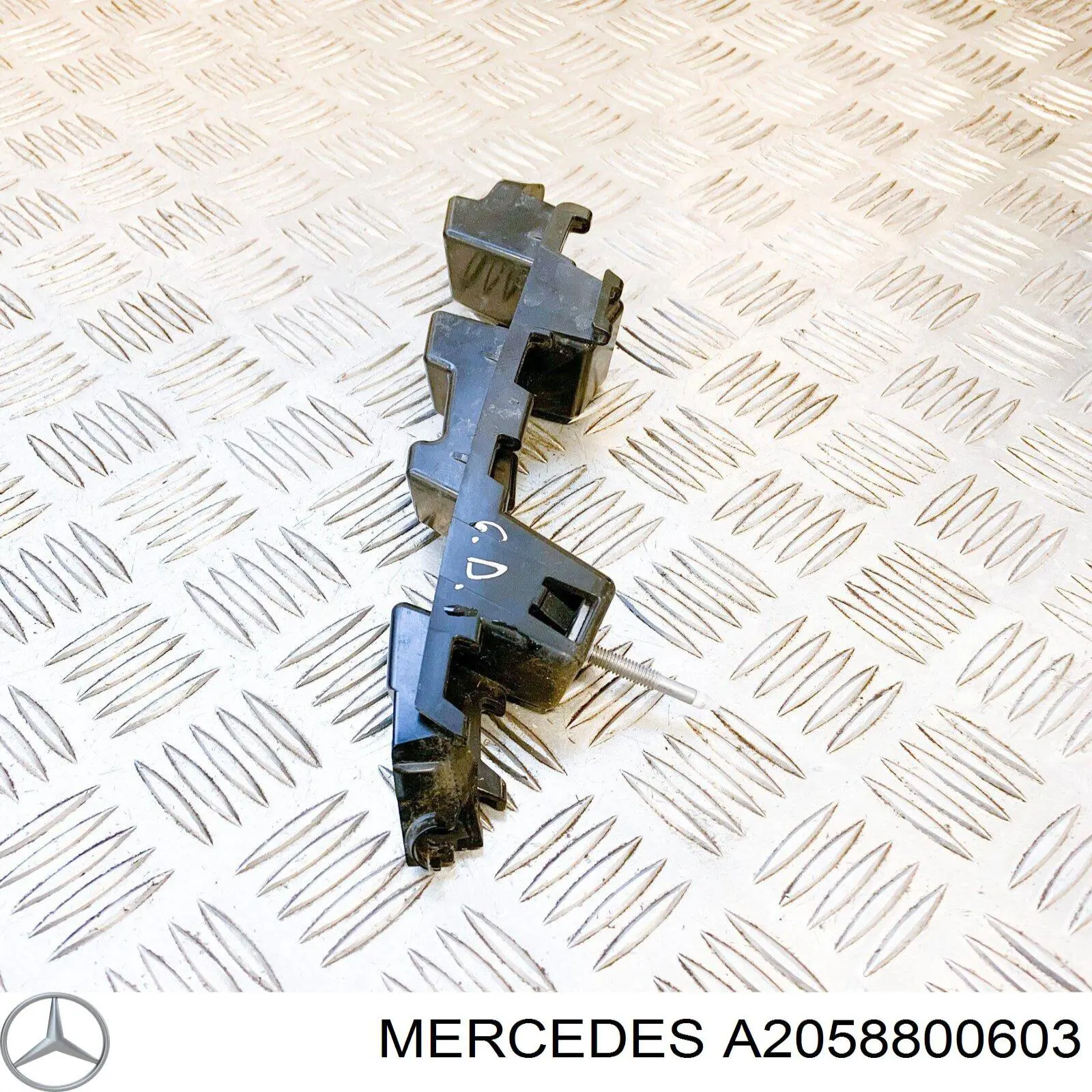 Купити A2058800603 Mercedes Кронштейн бампера заднього, правий