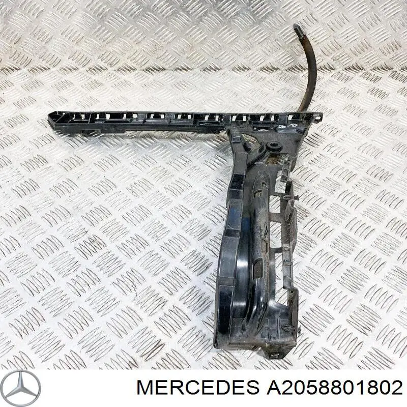 Направляюча заднього бампера, права Mercedes A2058801802 ціна, від 21.11 USD