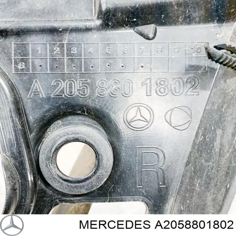 Купити A2058801802 Mercedes Направляюча заднього бампера, права