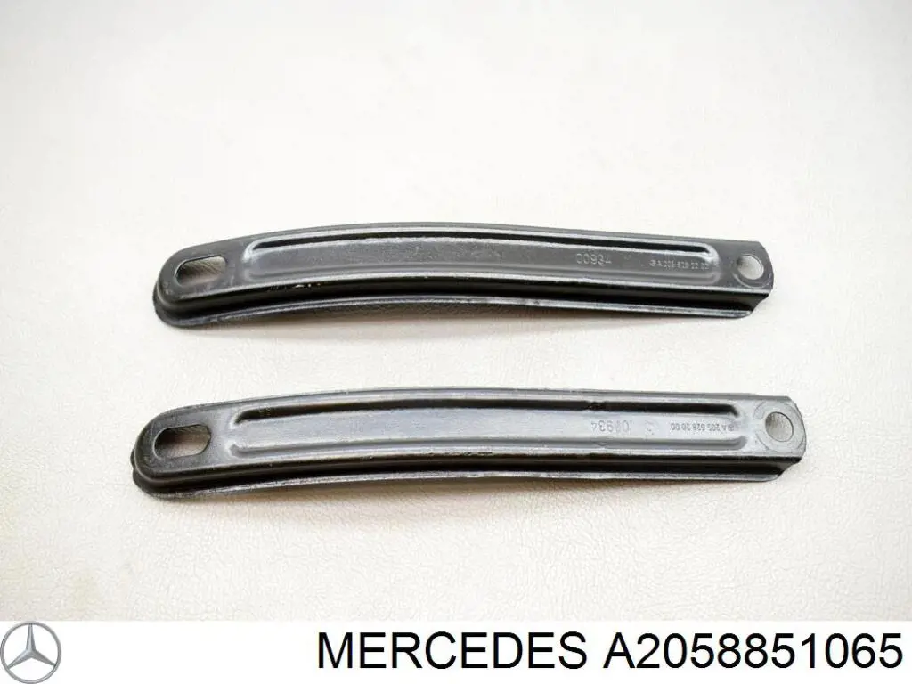 Кронштейн бампера переднього, центральний Mercedes A2058851065
