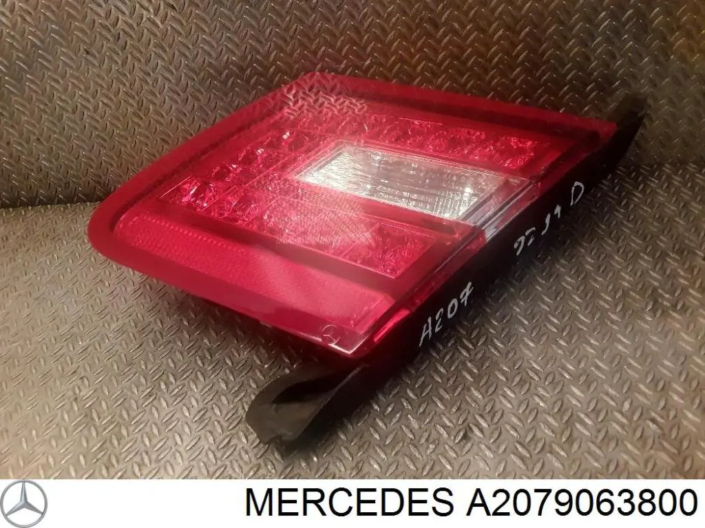 Фара задня права внутрішня Mercedes A2079063800