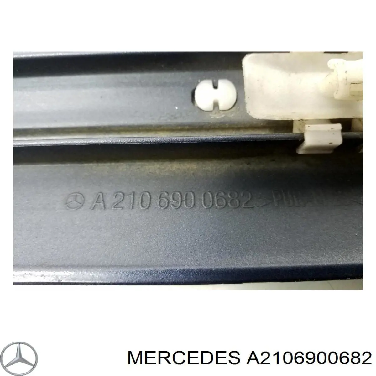 Накладка задньої правої двері Mercedes A2106900682 ціна, від 10.13 USD