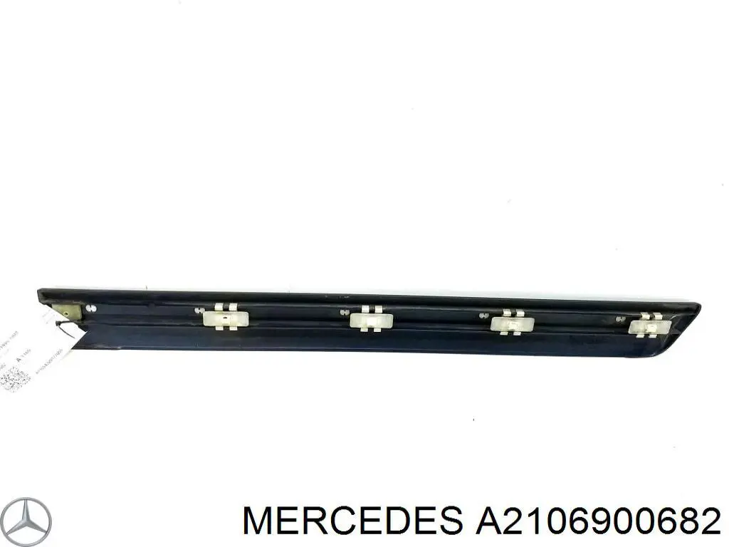 Накладка задньої правої двері на Mercedes E-Class (W210)