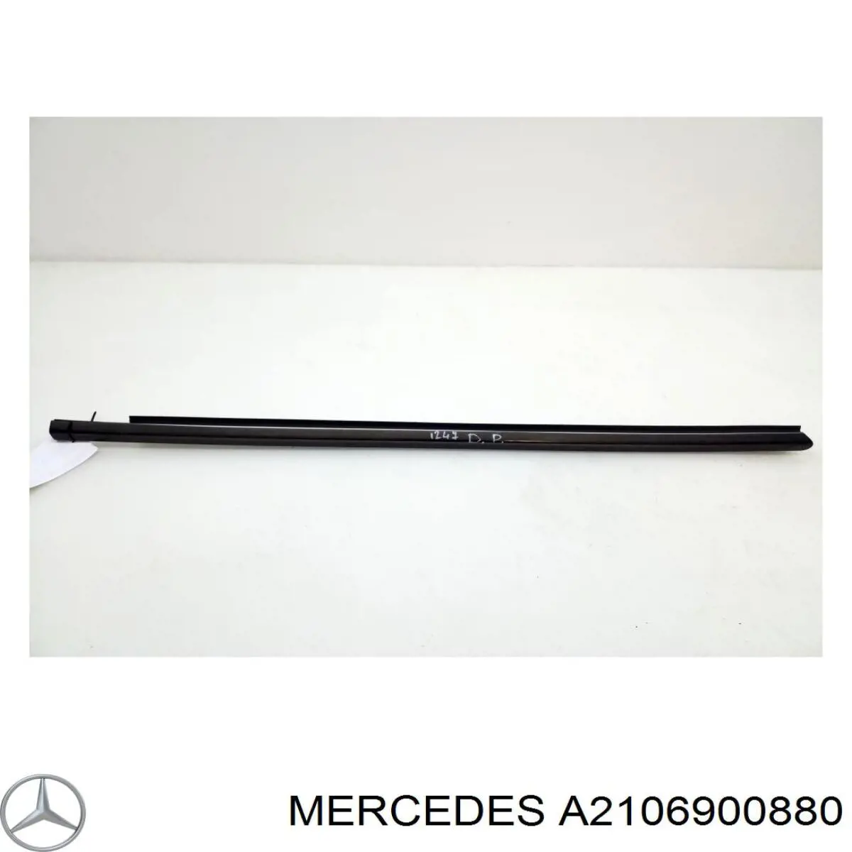 2106900880 Mercedes молдинг опускного скла нижній, двері передньої, правої