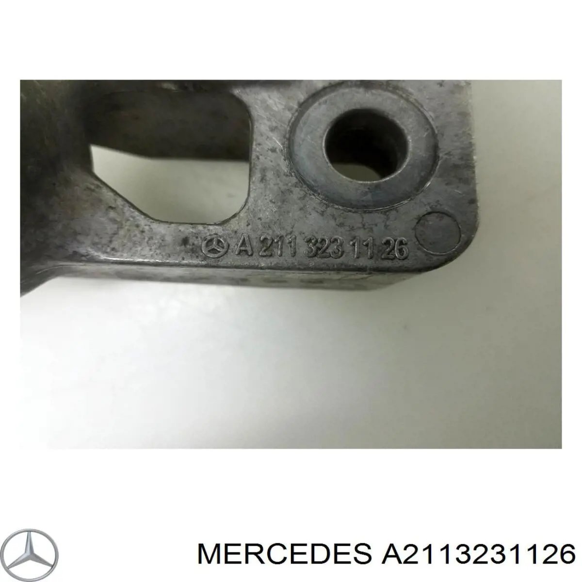 Хомут кріплення втулки стабілізатора, переднього Mercedes A2113231126