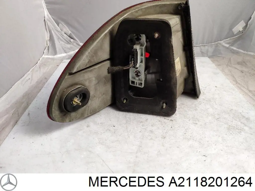 Ліхтар задній правий, зовнішній Mercedes A2118201264 ціна, від 50.67 USD