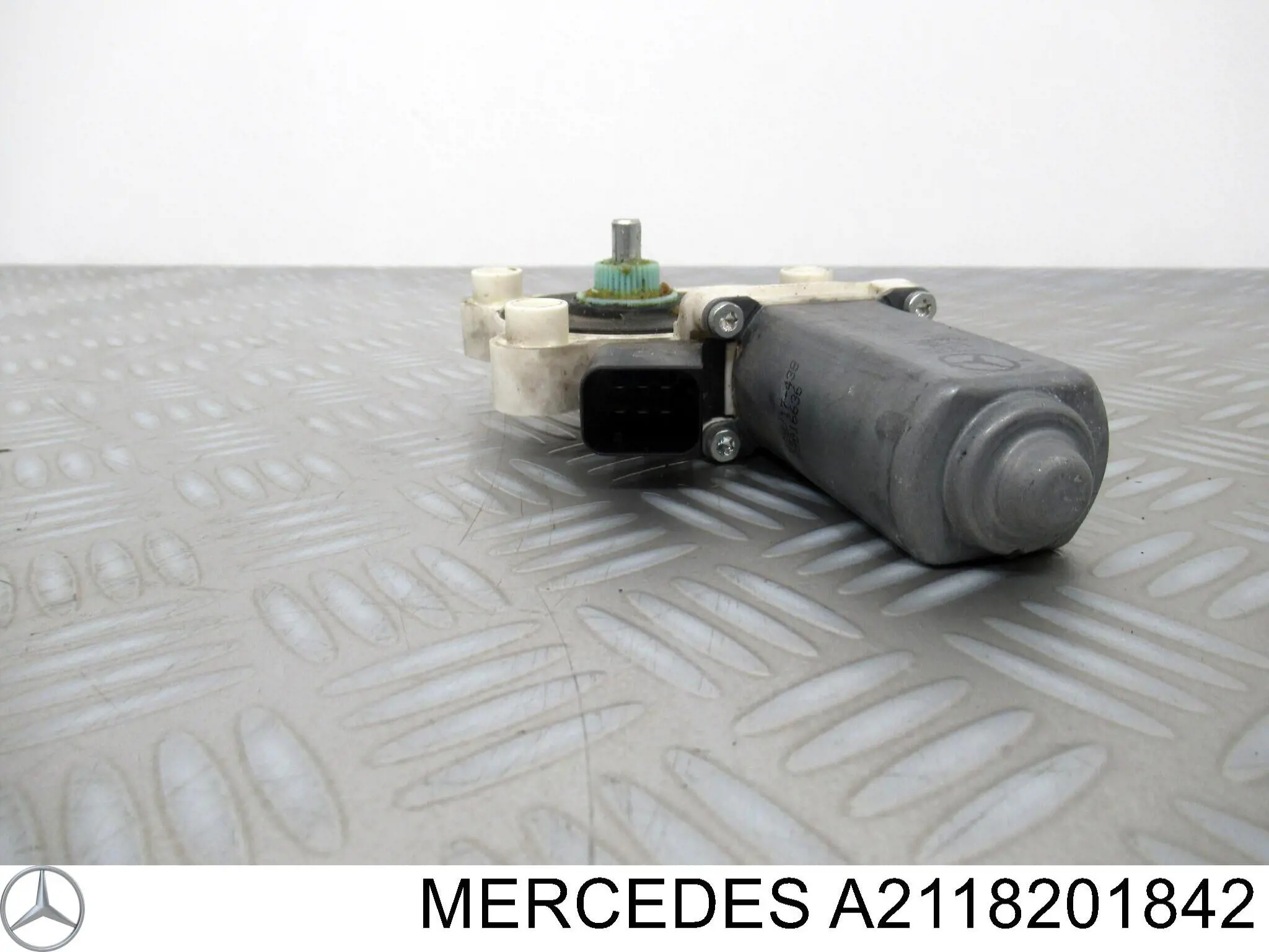 Двигун склопідіймача двері передньої, правої на Mercedes E-Class (S211)