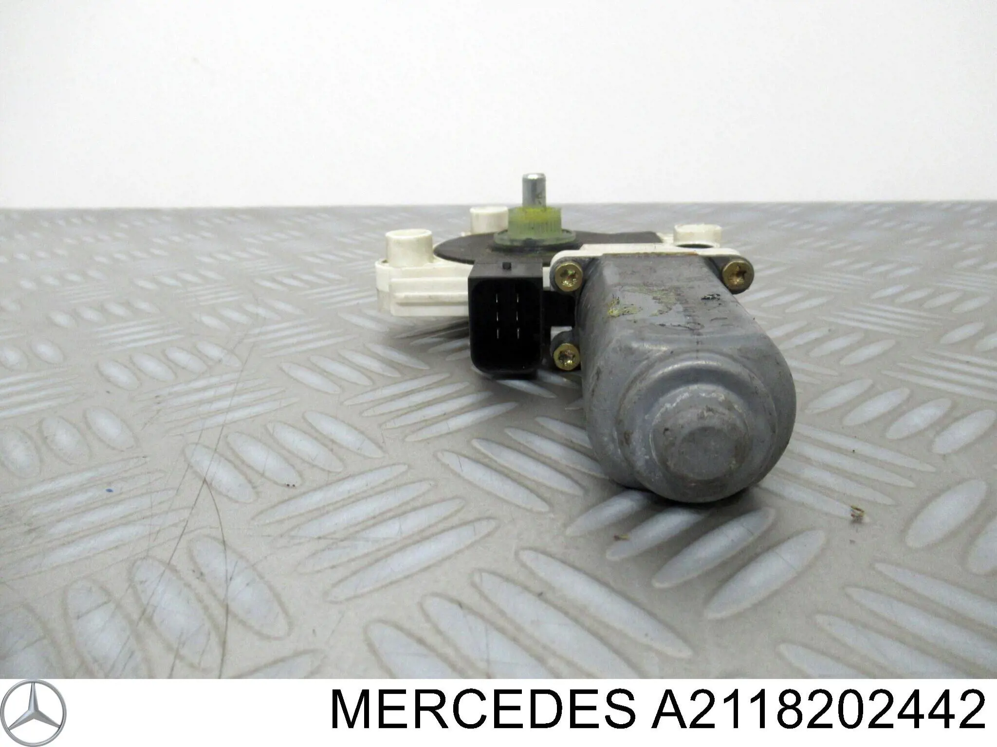 Двигун стеклопод'емника двері задньої, правої на Mercedes S-Class (W220)