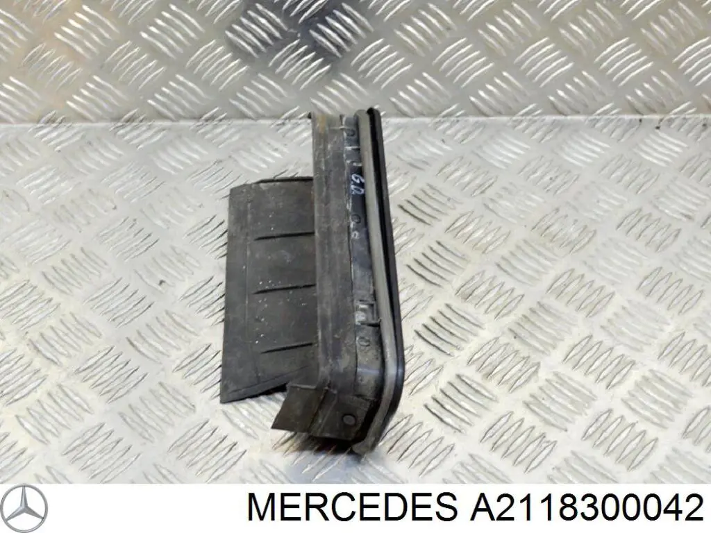 Лючок бензобака A2118300042 Mercedes