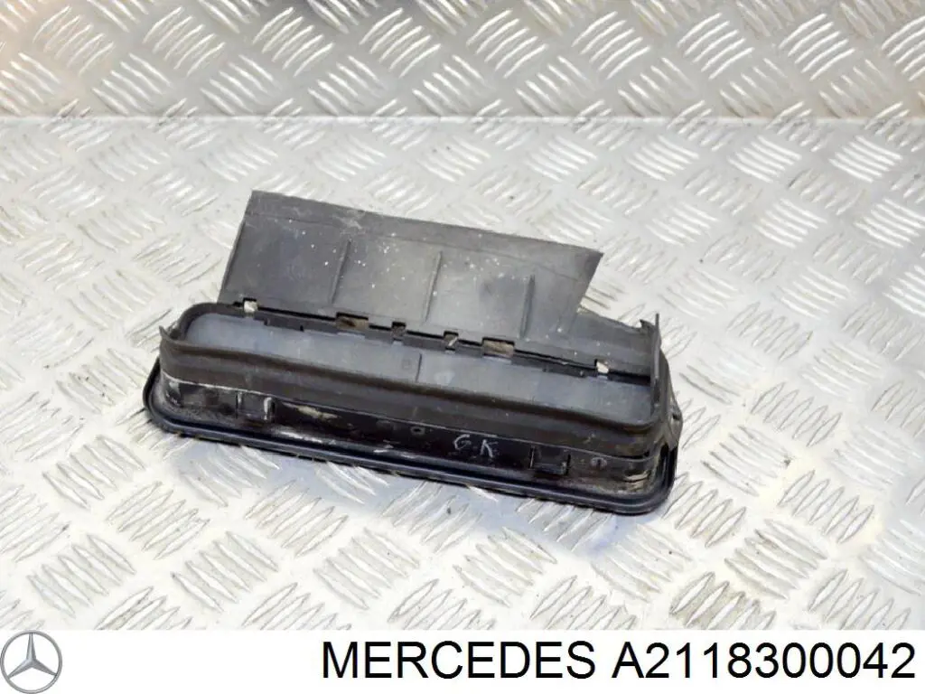 Люк б/бака Mercedes A2118300042 ціна, від 6.33 USD