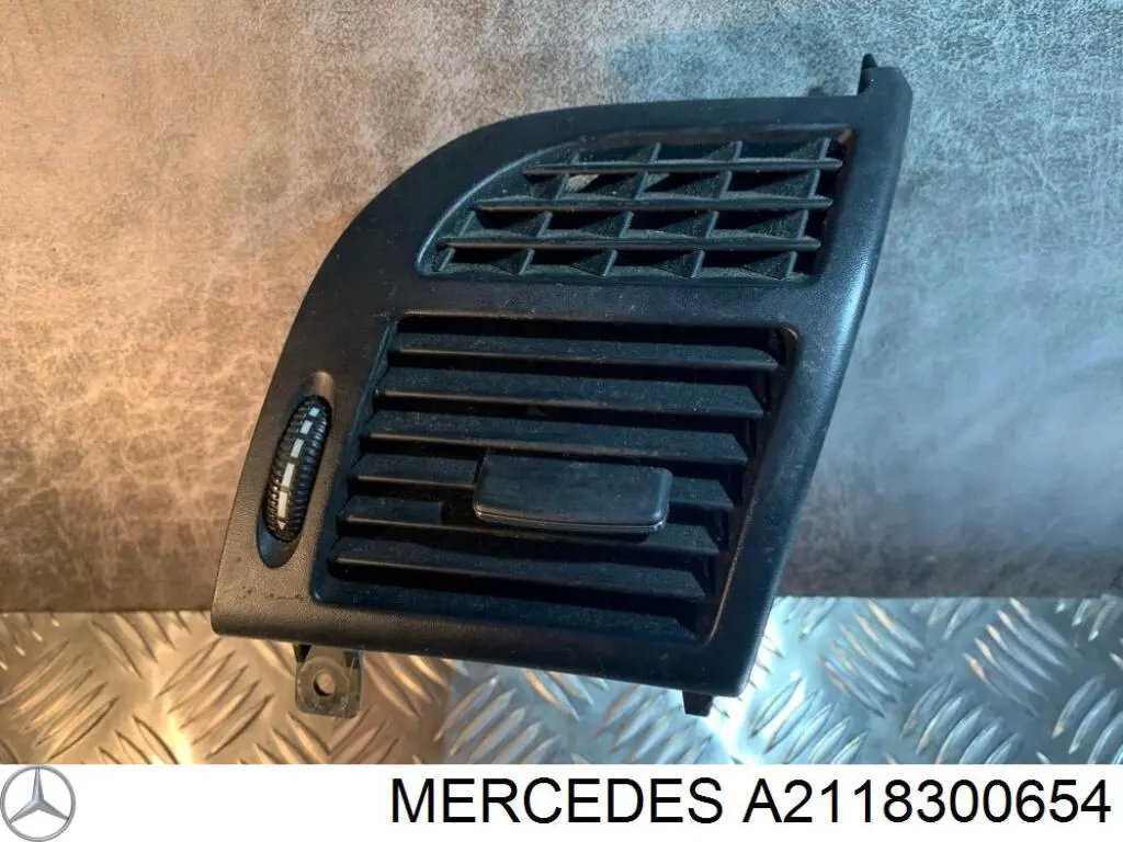 Решітка повітропровода права на Mercedes E (S211)