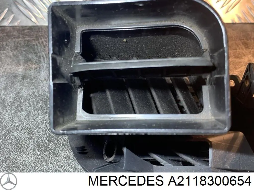 Решітка повітропровода права A2118300654 Mercedes