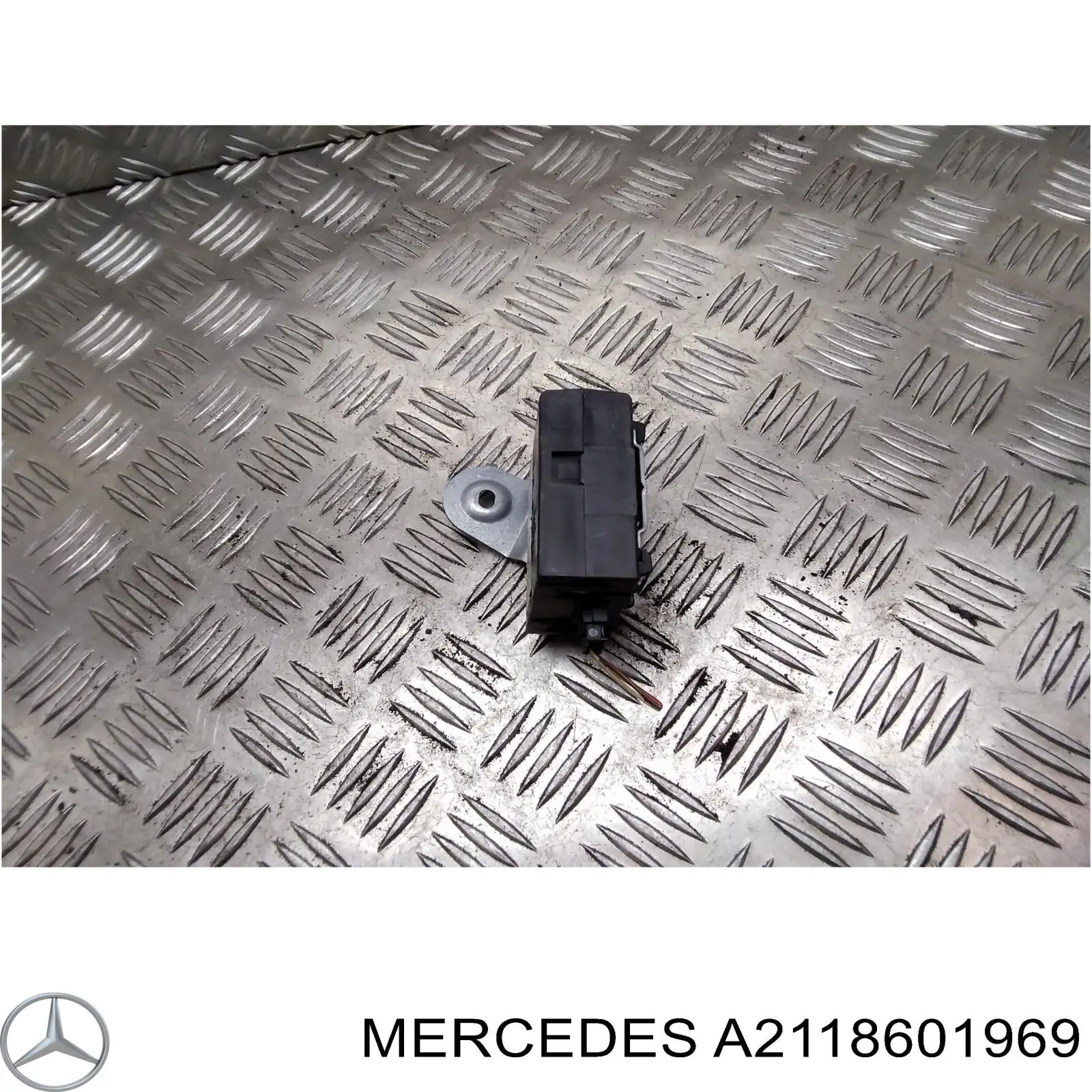 Важіль фіксатора ременя безпеки передній Mercedes A2118601969 ціна, від 259.09 USD