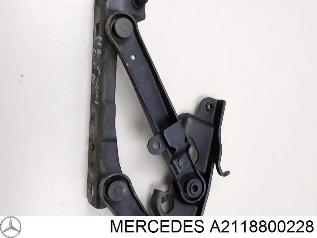 Петля капота, права A2118800228 Mercedes