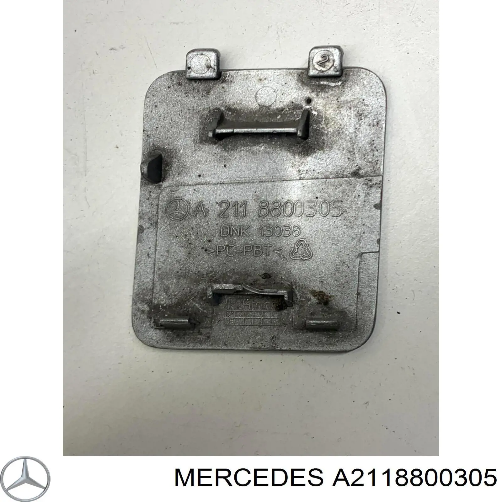 Купити A2118800305 Mercedes Заглушка бампера буксирувального гака, задня