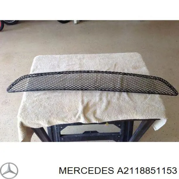 A2118851153 Mercedes Решітка переднього бампера, центральна