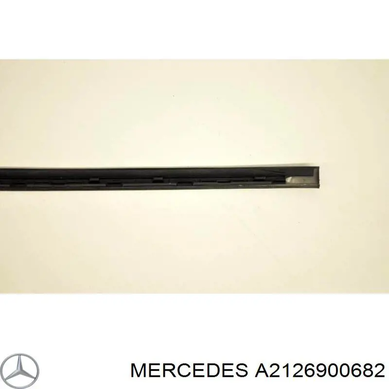 A2126900682 Mercedes Молдинг даху, правий