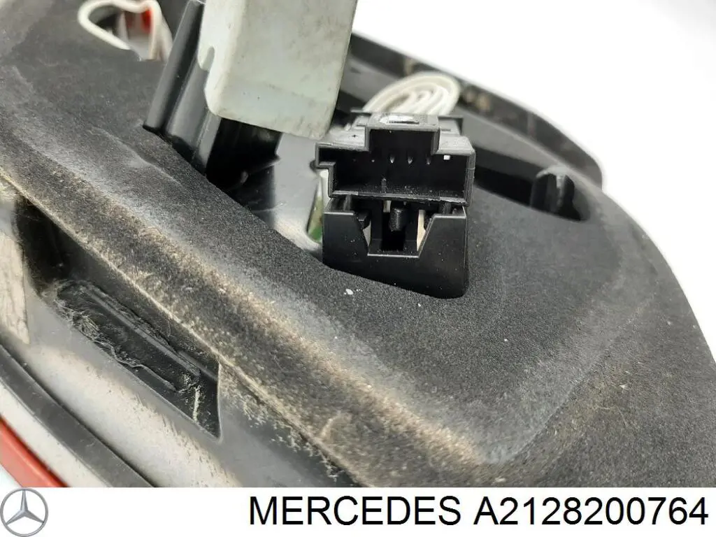 Задня ліва внутрішня фара Mercedes A2128200764