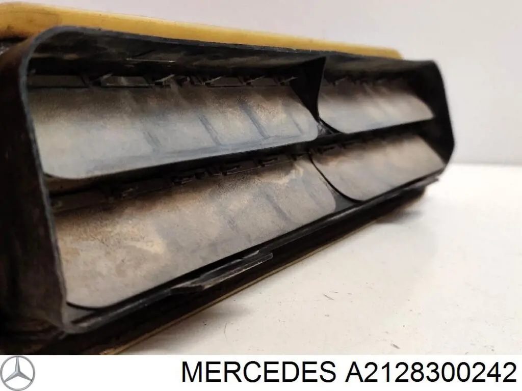Люк заднього крила Mercedes A2128300242