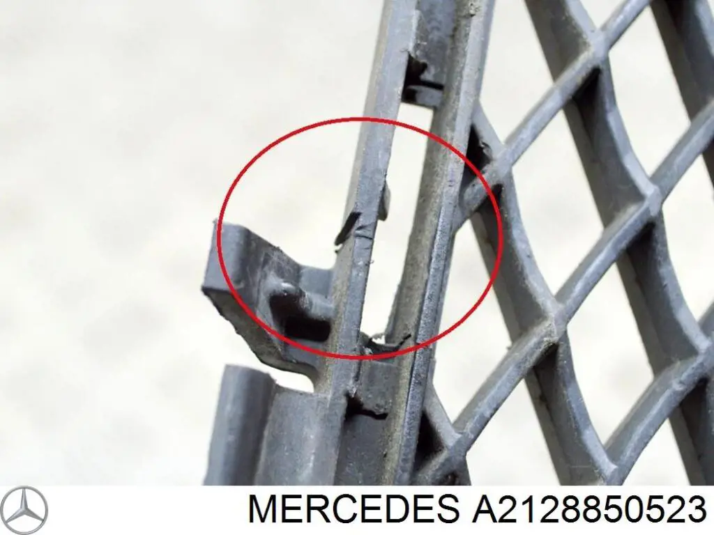 Решітка переднього бампера, центральна Mercedes A2128850523
