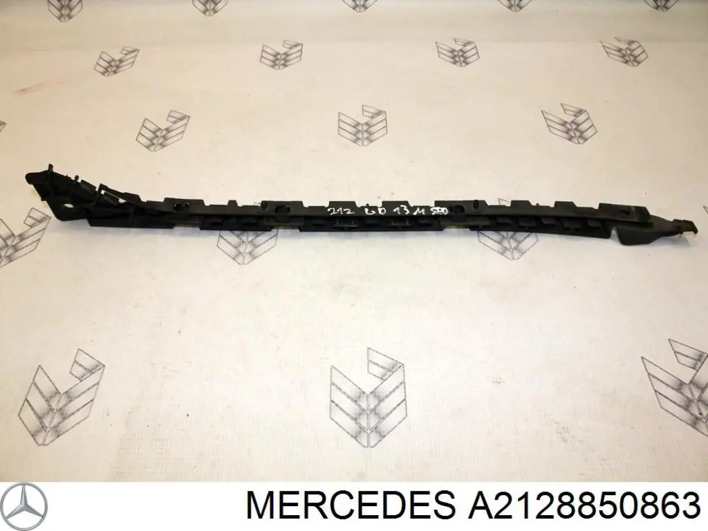 Направляюча заднього бампера, права Mercedes A2128850863