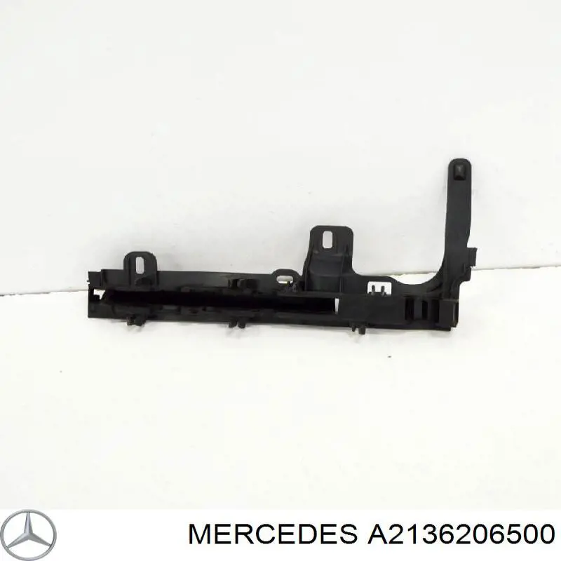 A2136206500 Mercedes Кронштейн передньої панелі, правий