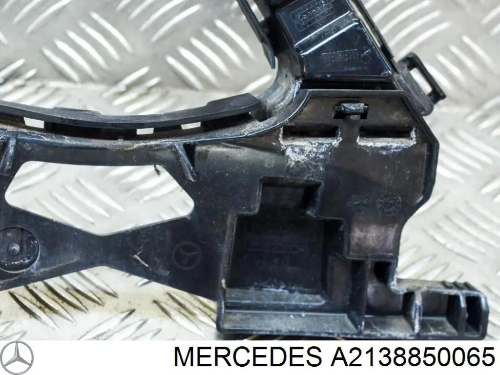 Лівий кронштейн кріплення бампера заднього Mercedes A2138850065
