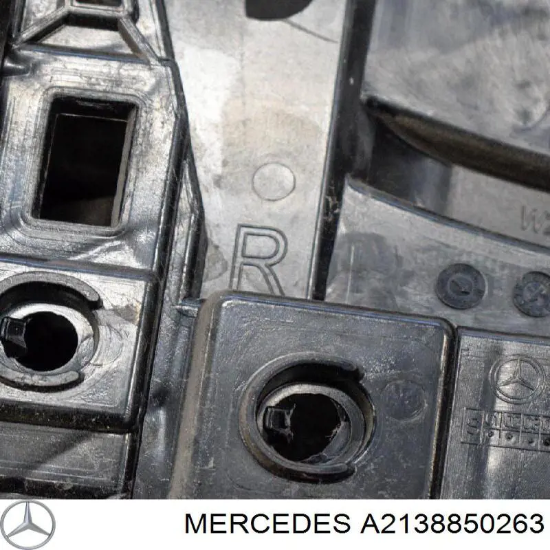 Направляюча заднього бампера, права Mercedes A2138850263