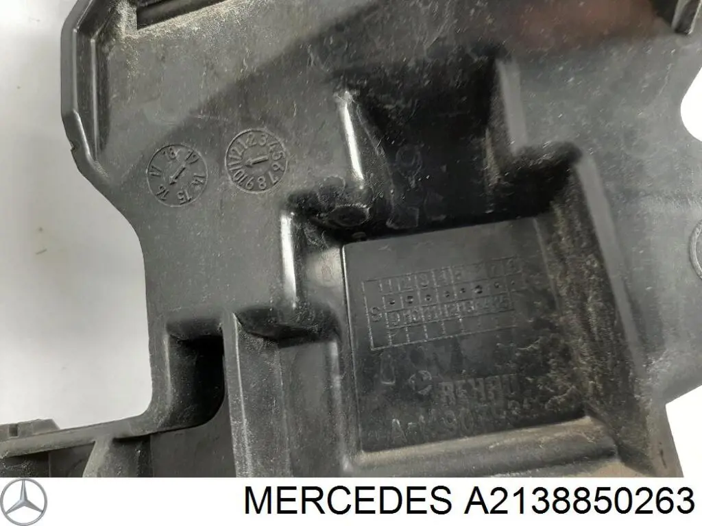 A2138850263 Mercedes Напрямна заднього бампера, права