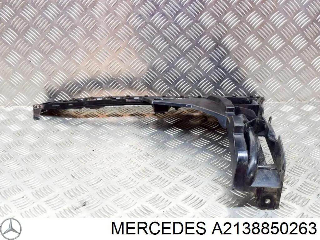 Купити A2138850263 Mercedes Направляюча заднього бампера, права