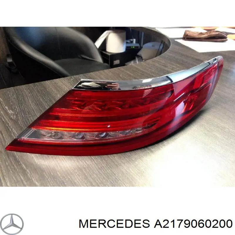 A2179060200 Mercedes Задній правий зовнішній ліхтар