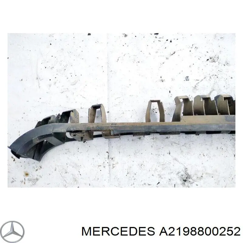 Кронштейн бампера заднього, правий Mercedes A2198800252