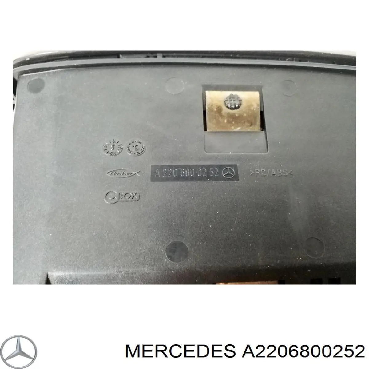 Попільничка приладової панелі "торпедо" Mercedes A2206800252