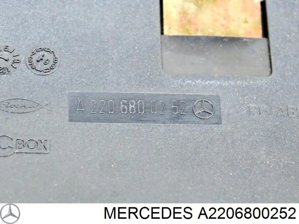 Попільничка приладової панелі "торпедо" A2206800252 Mercedes