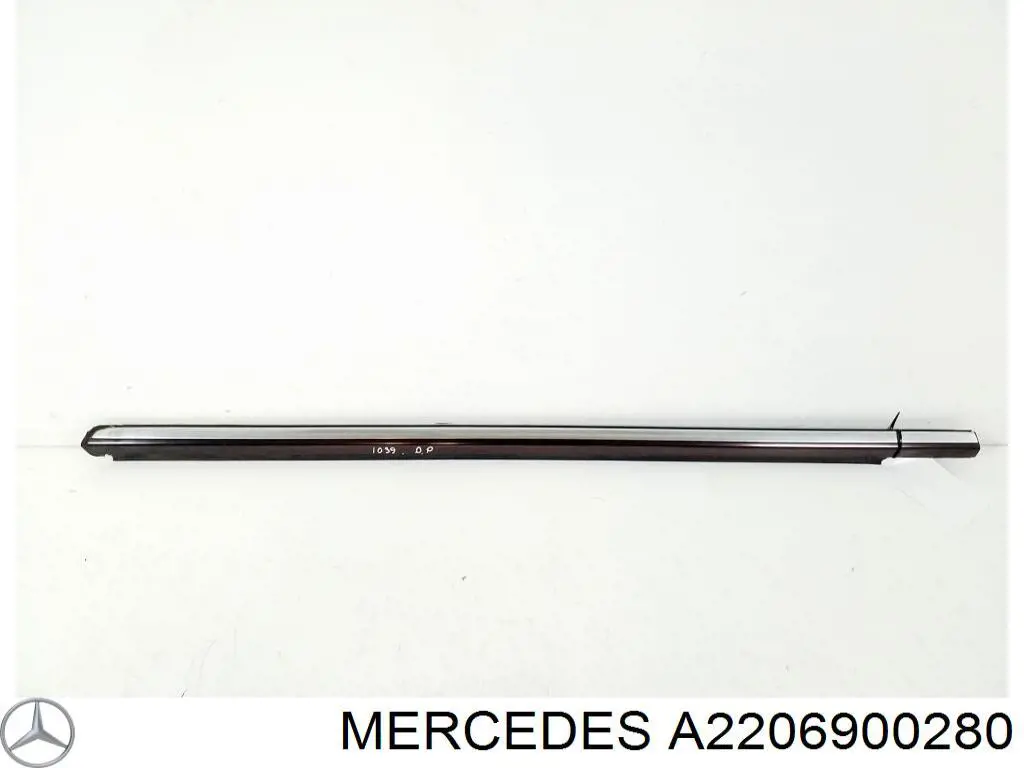 A2206900280 Mercedes ущільнювач скла передніх дверей правої, зовнішній (планка)