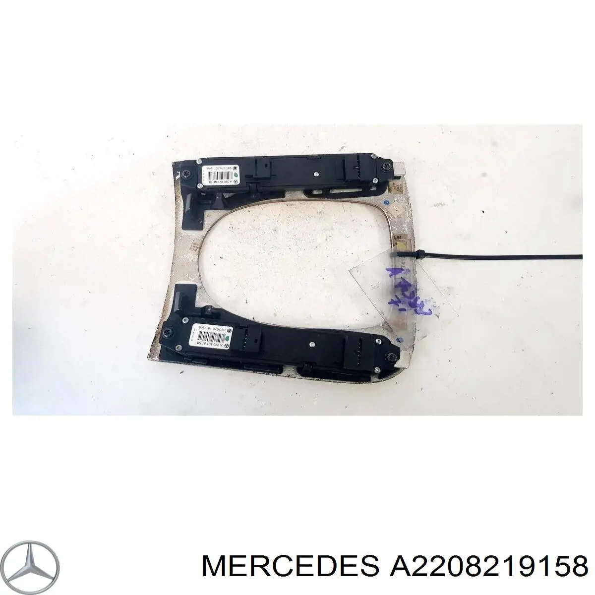 Блок кнопок центральної консолі Mercedes A2208219158 ціна, від 6.33 USD