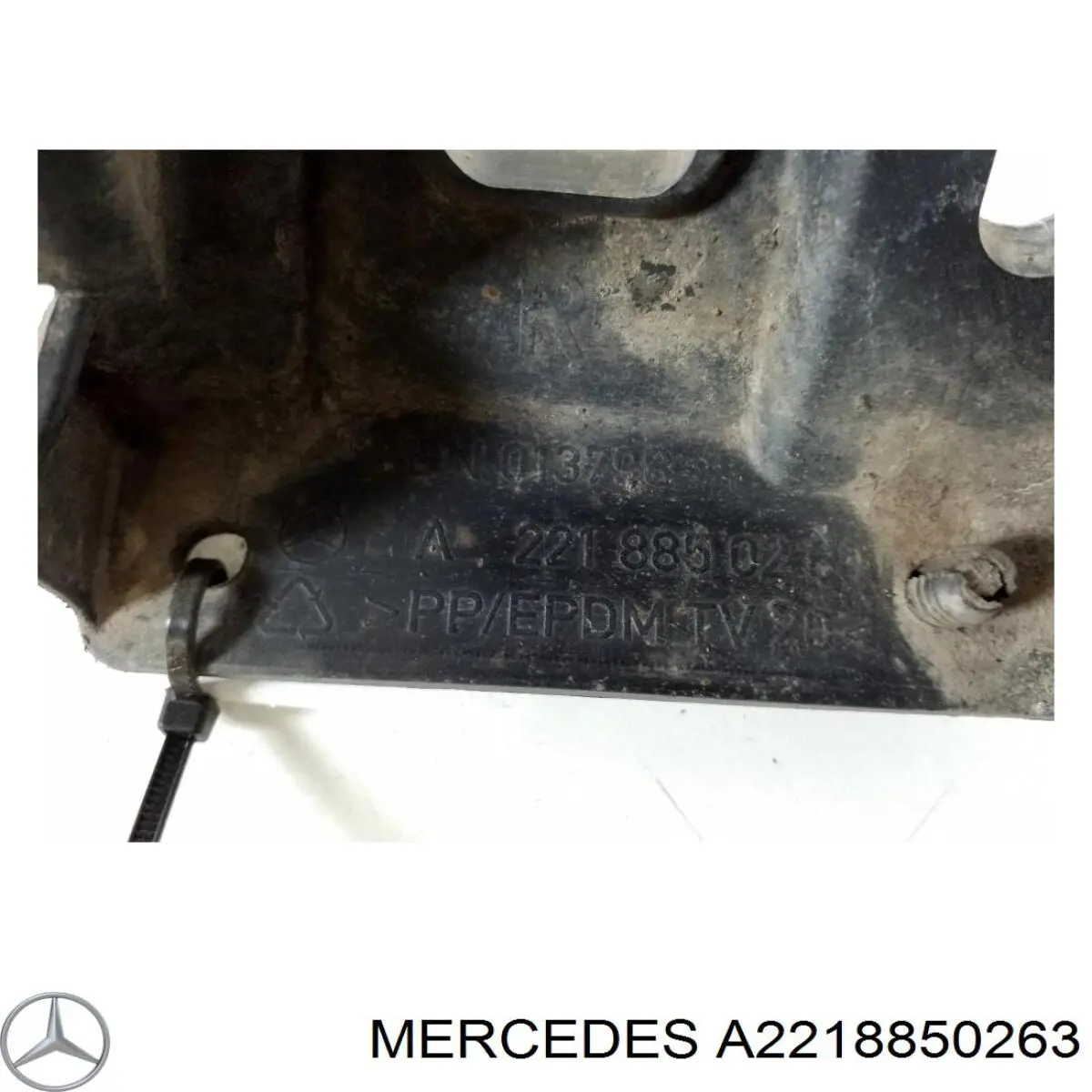 A2218850263 Mercedes направляюча заднього бампера, права
