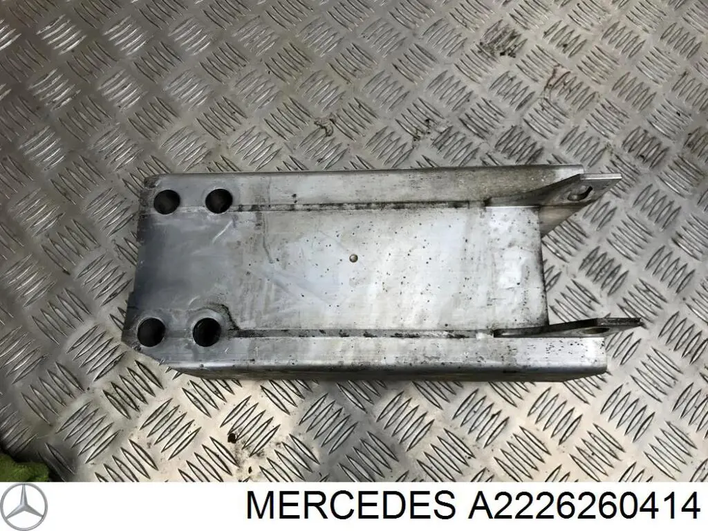 Купити A2226260414 Mercedes Кронштейн бампера переднього, правий