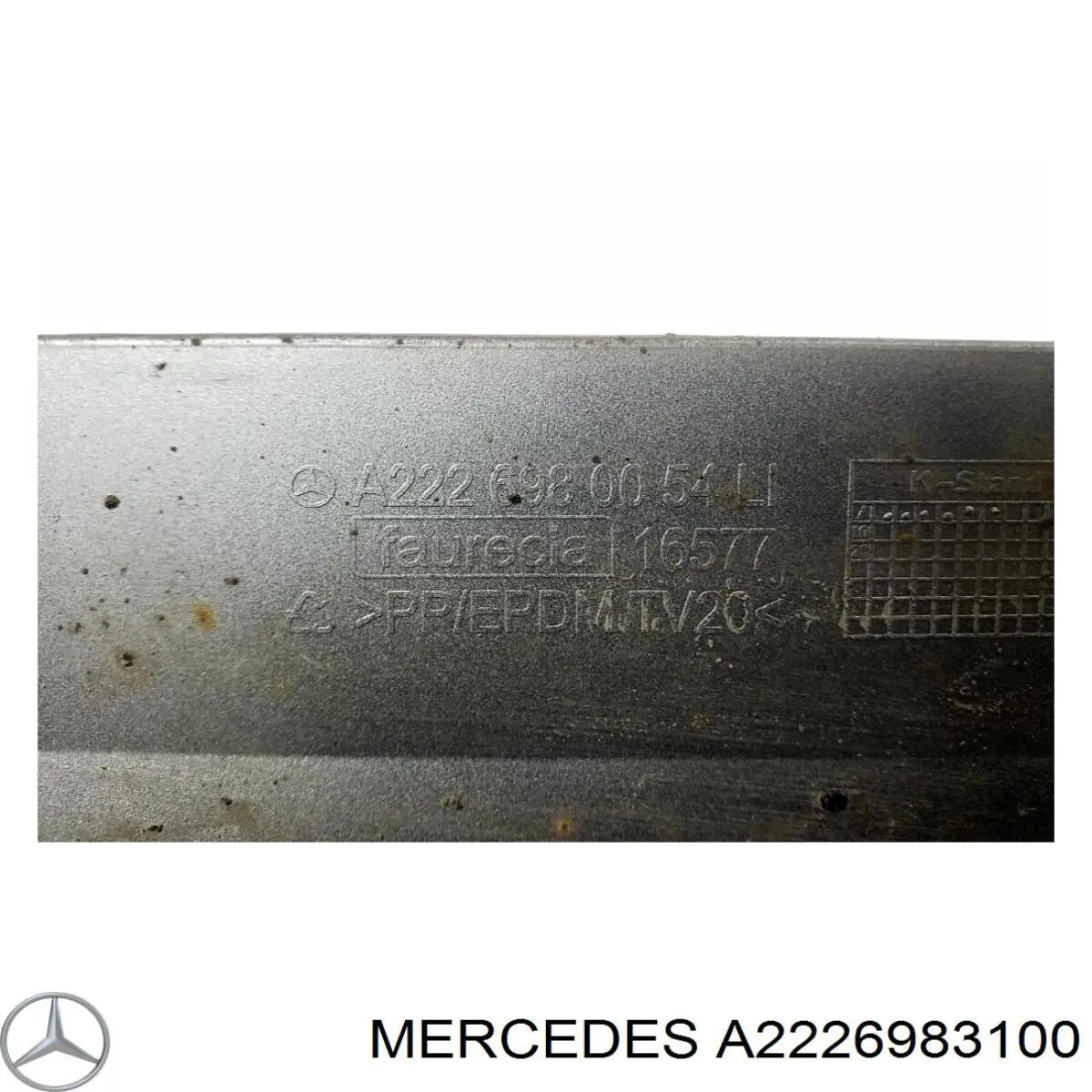 A2226983100 Mercedes Накладка зовнішня (молдинг) порога, лівий
