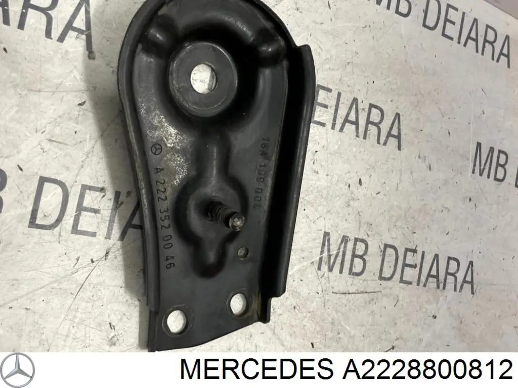 Кронштейн бампера заднього, правий A2228800812 Mercedes