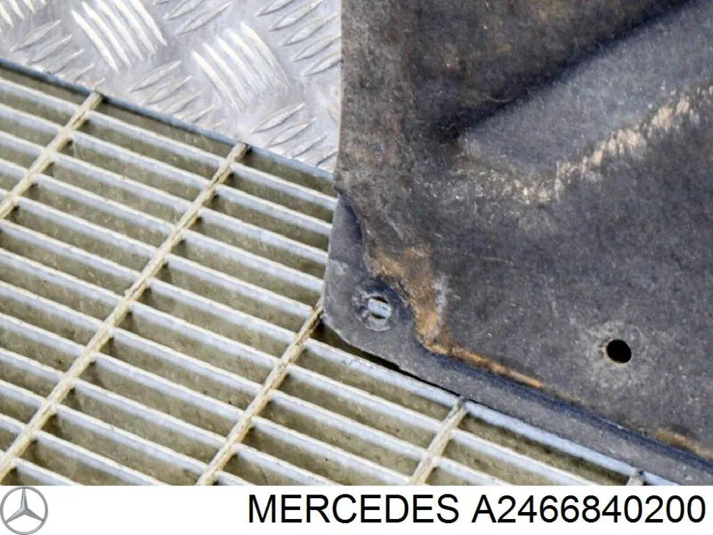Захист днища, правий A2466840200 Mercedes
