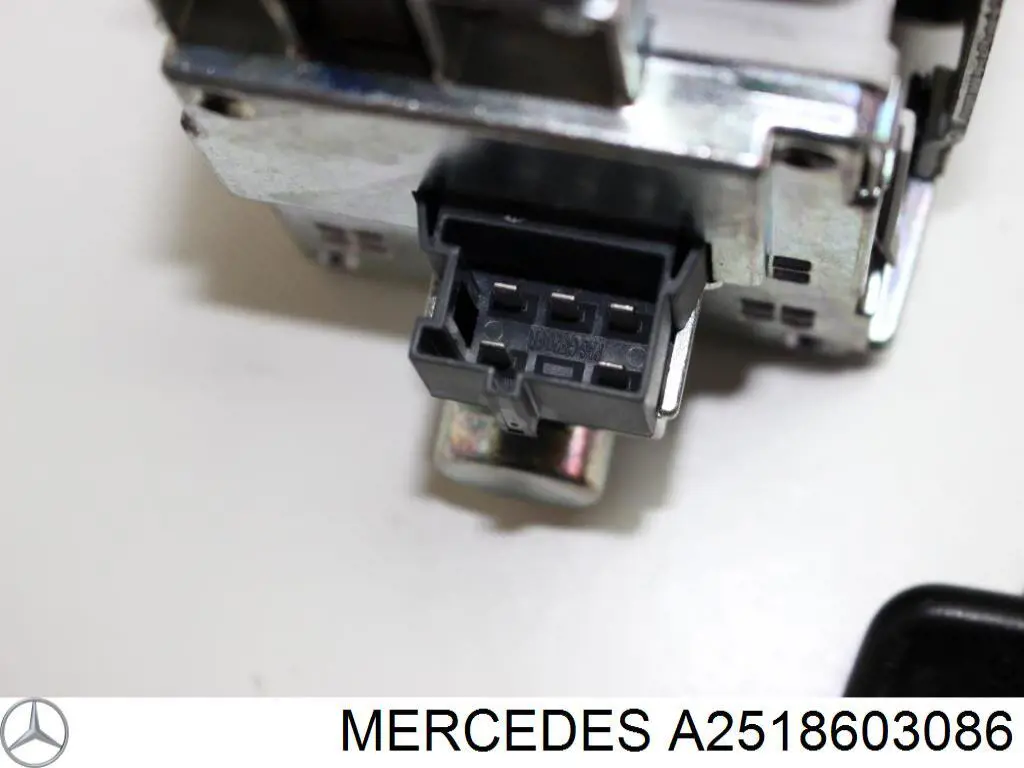 Пасок безпеки передній правий Mercedes A2518603086 ціна, від 23.98 USD