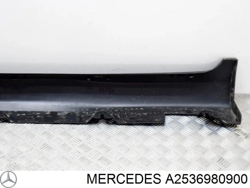 Накладка зовнішня (молдинг) порога, лівий Mercedes A2536980900