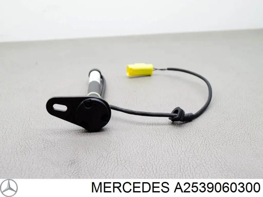 Решітка переднього бампера, центральна Mercedes A2539060300